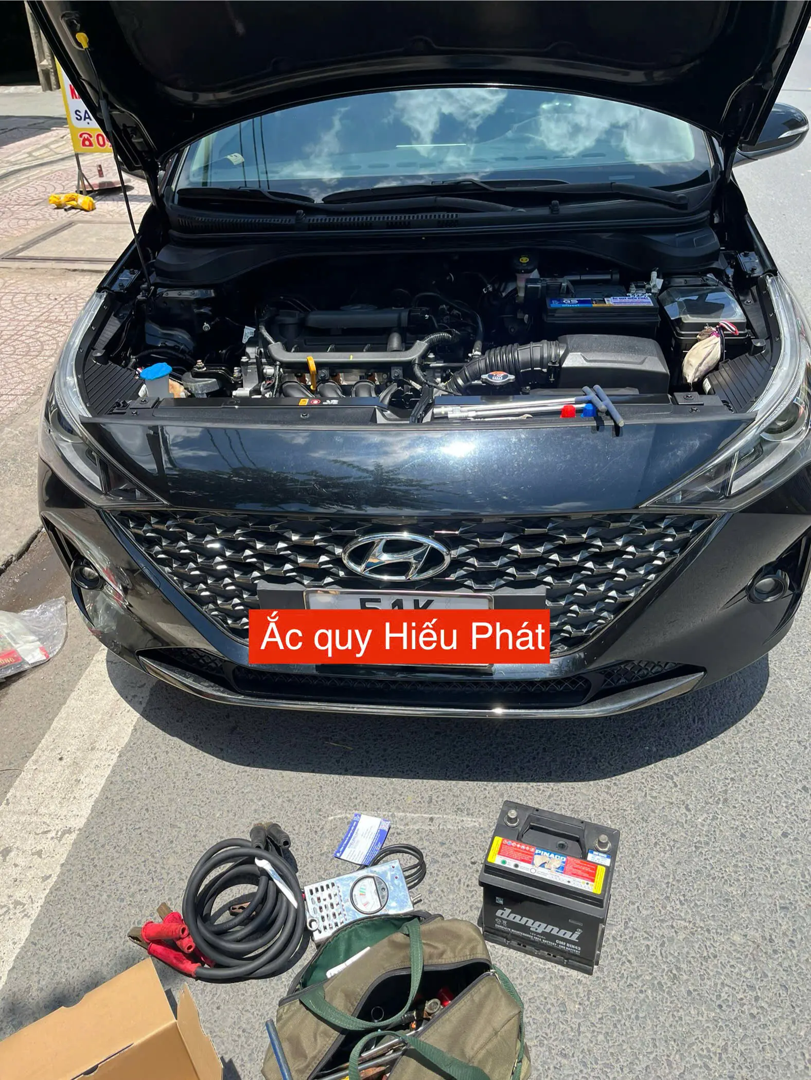 Thay bình ắc quy xe Hyundai Accent tại Thủ Đức